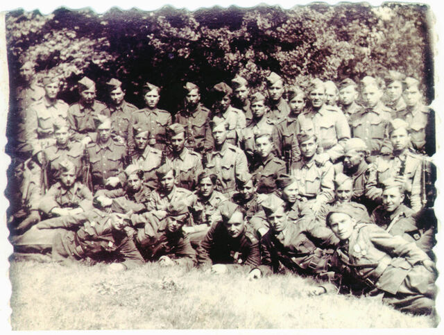 Spojovací prapor před bitvou na Dukle, Josef Kučera za fotoaparátem, zdroj: archiv Josefa Kučery